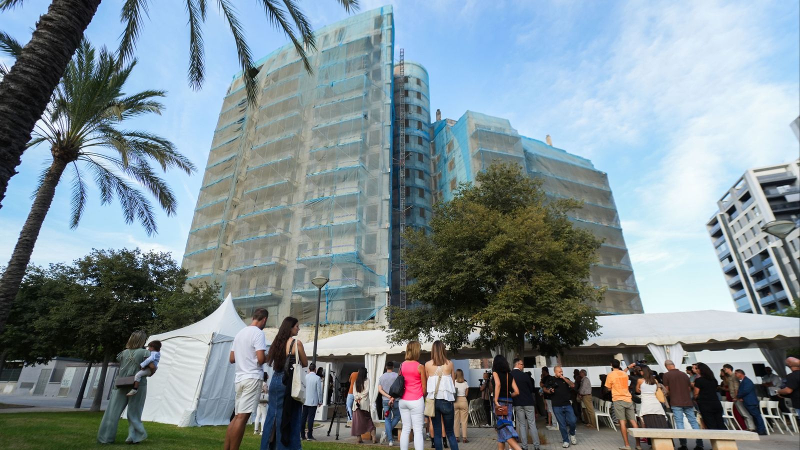 El veïnat de Campanar, junt a l'edifici, durant un homenatge de record a les víctimes