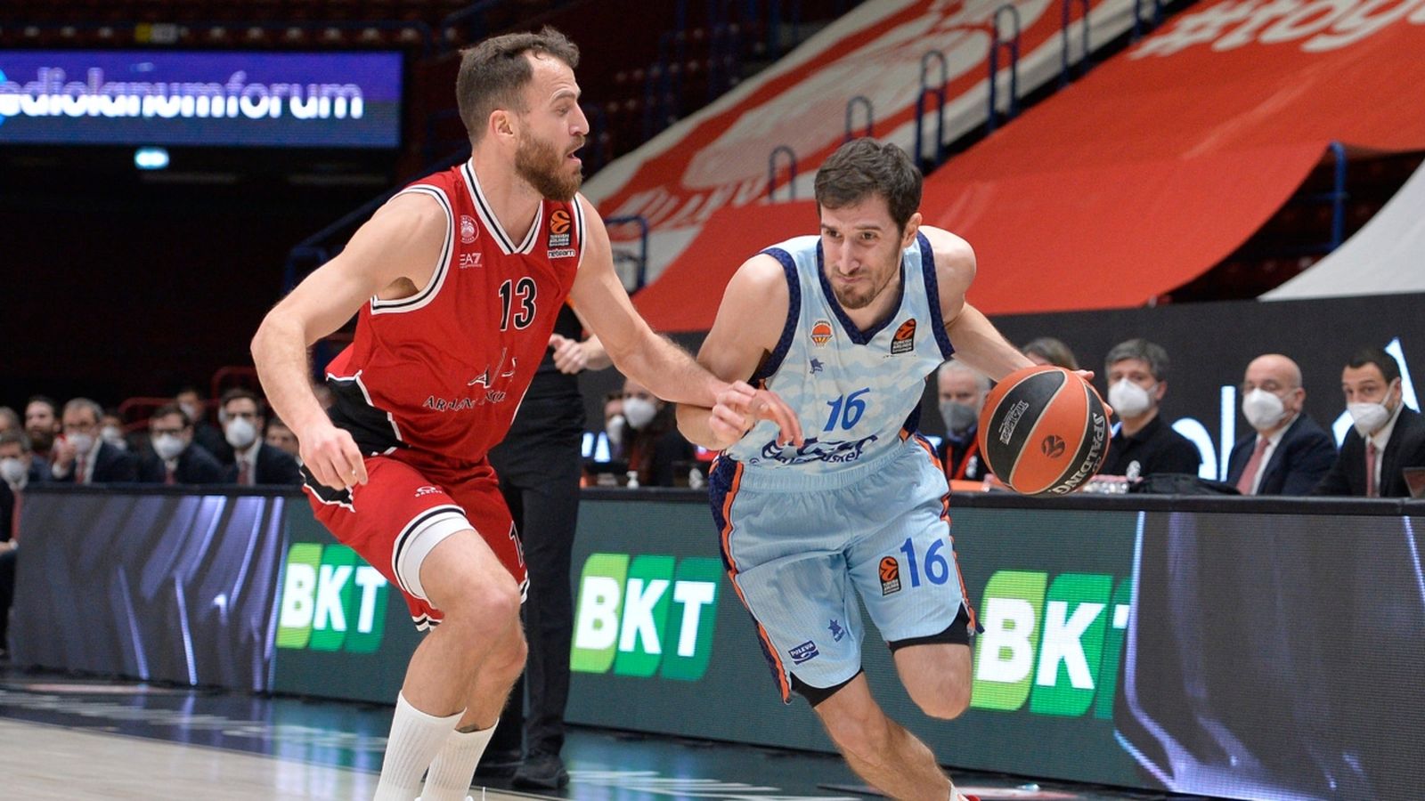 Lluita entre els bases del València Basket i de l'Olimpia de Milà, Guillem Vives i Sergio Rodríguez, al Mediolanum Forum