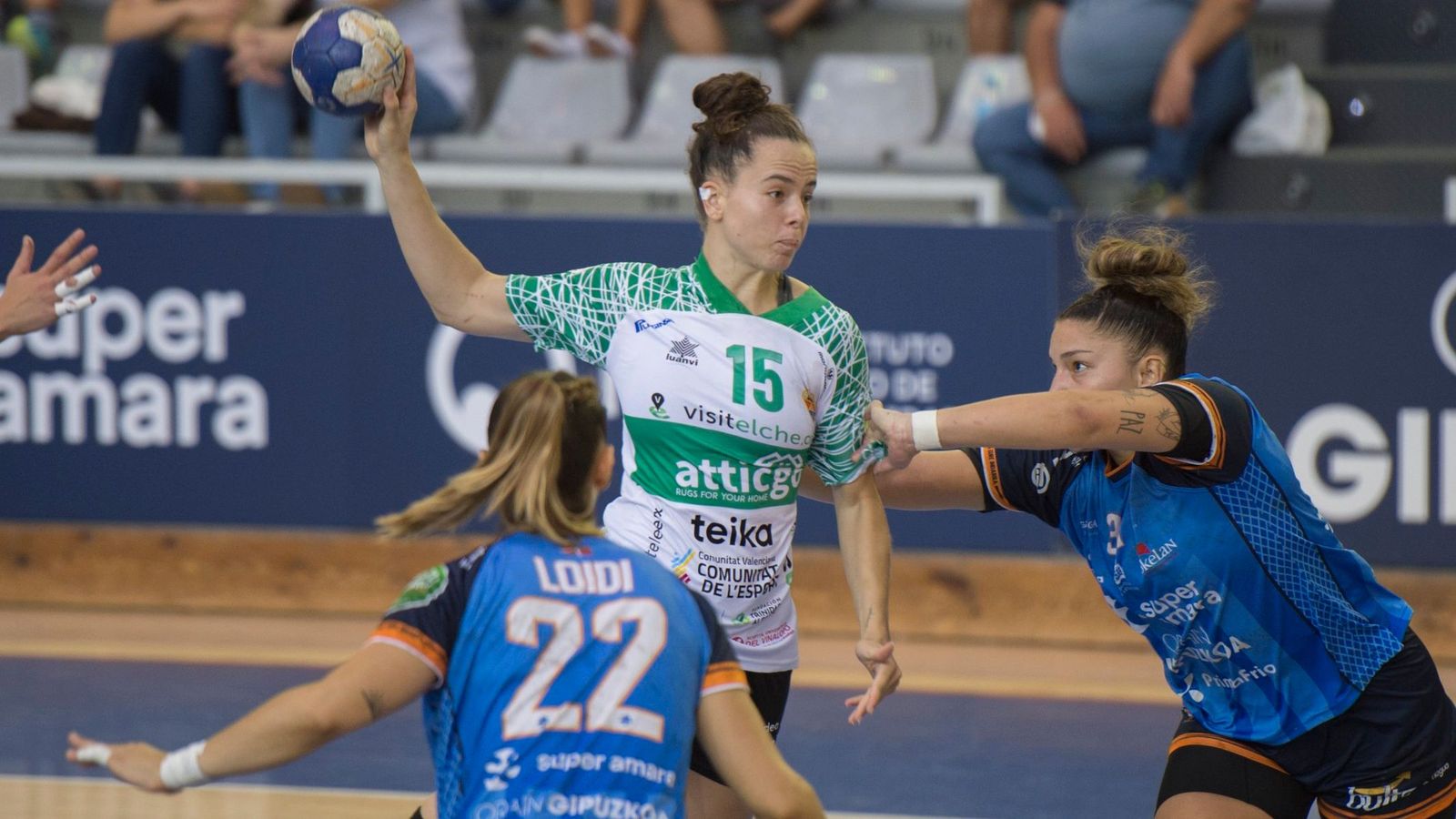 Zaira Benítez intenta un llançament a porteria