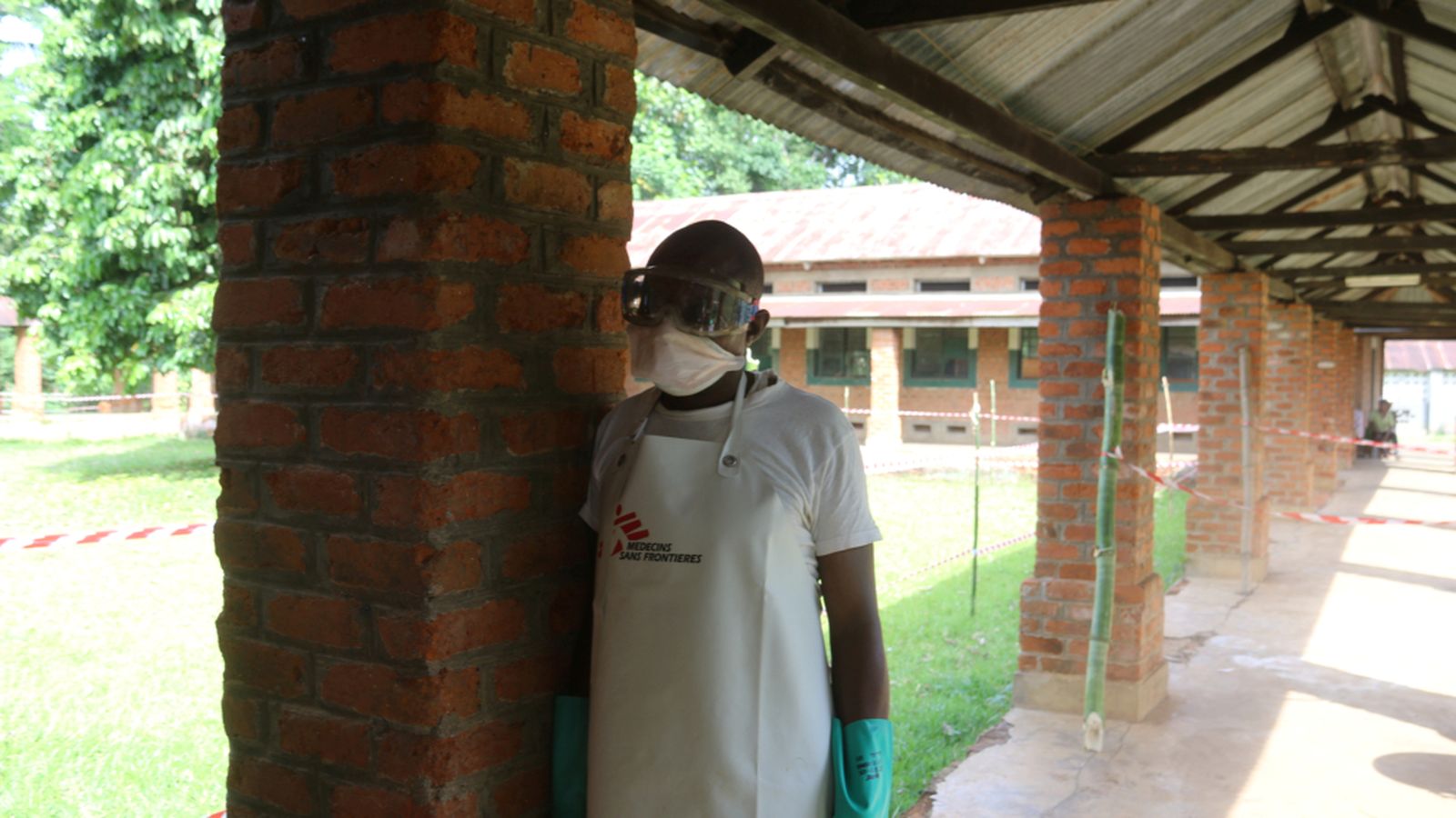Un infermer visita l'hospital de Bikoro