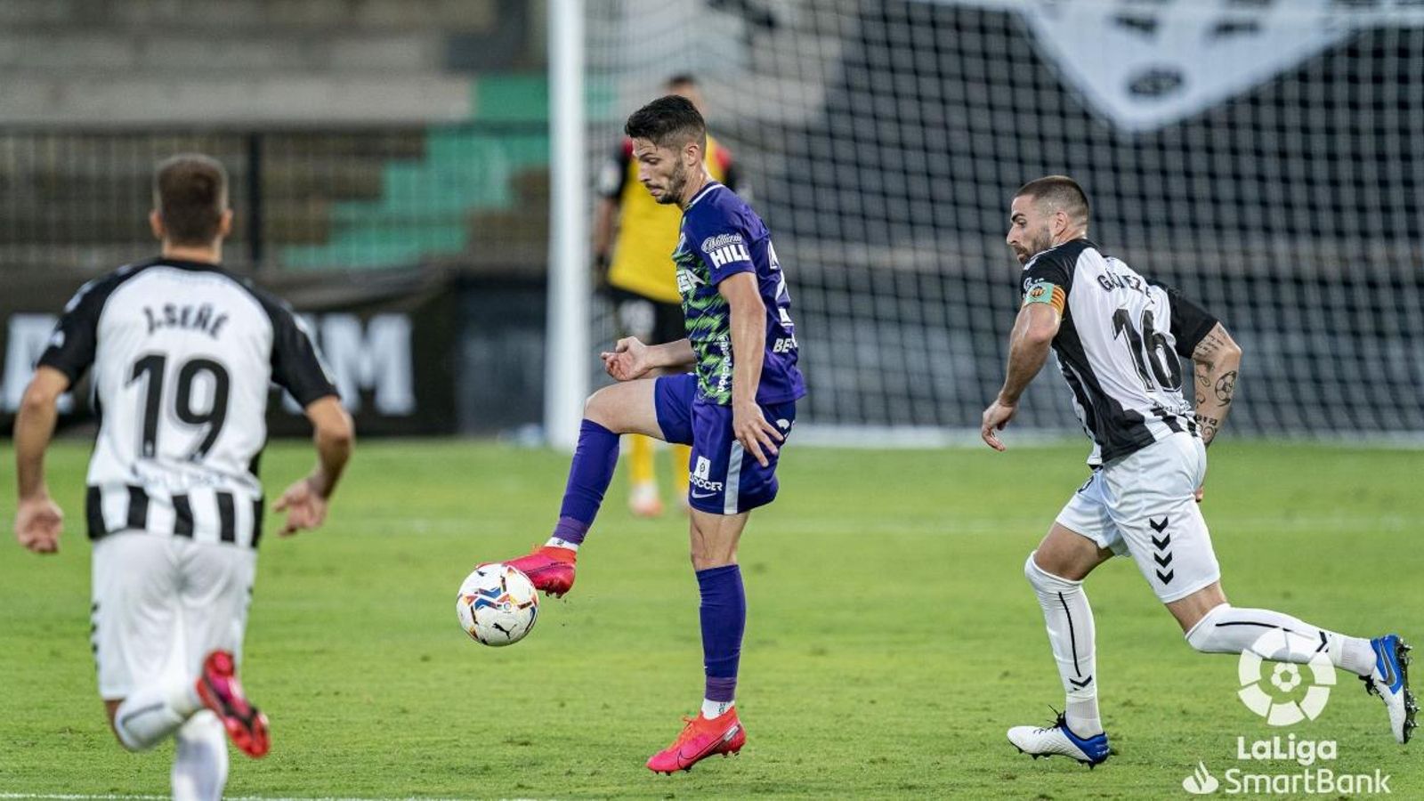 Rafa Gálvez tracta de recuperar la pilota en el partit contra el Màlaga a Castàlia
