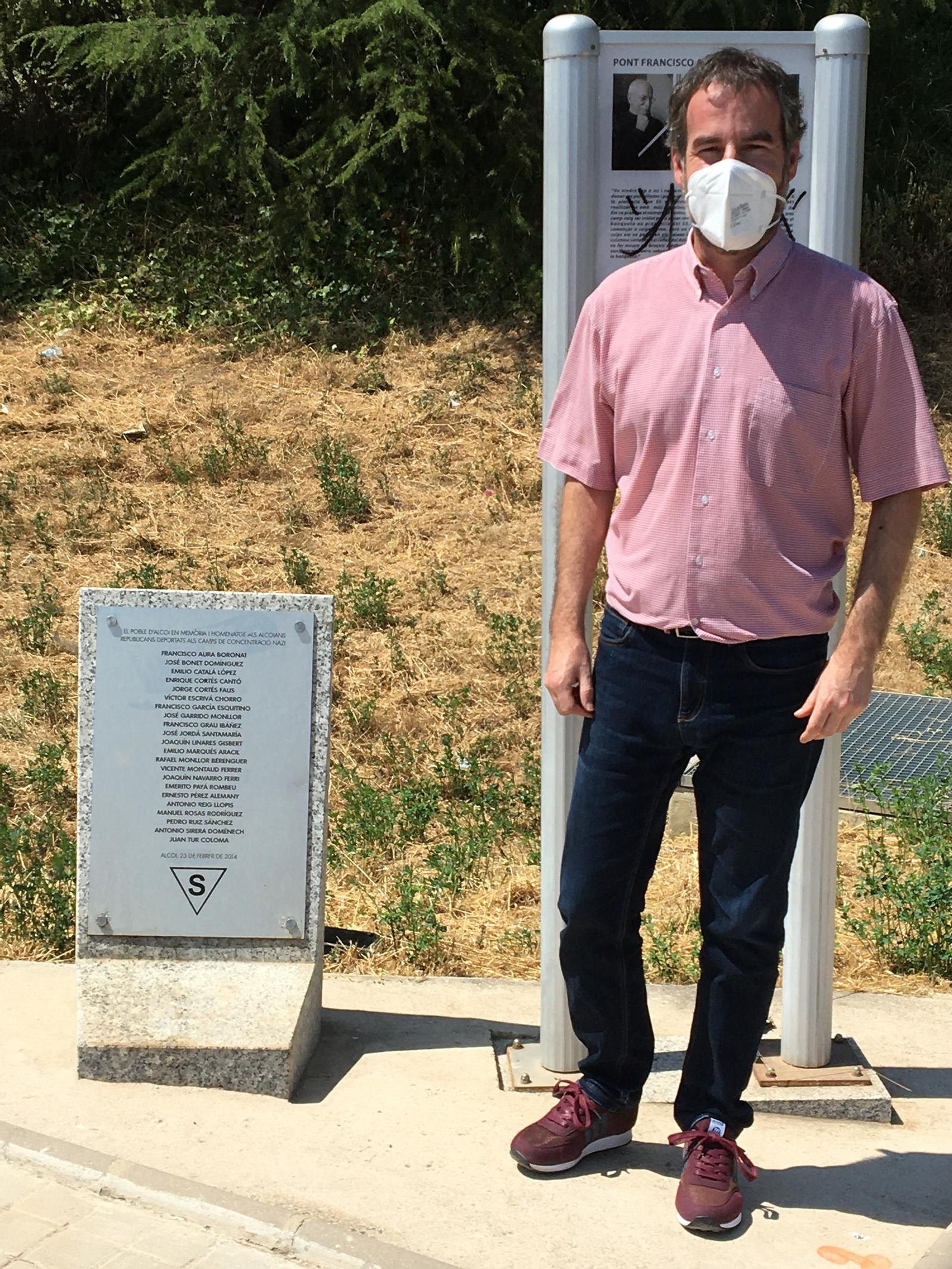 L’escriptor alcoià Jordi Tormo, durant l’entrevista, davant el monòlit en record dels alcoians  deportats als camps de concentració a la Segona Guerra Mundial.