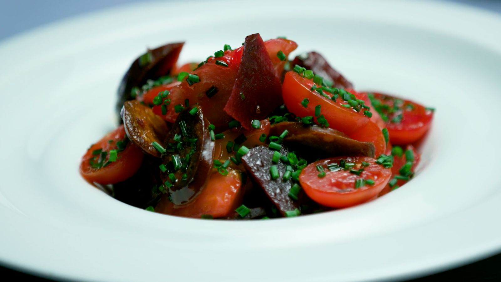 Ensalada de tomaques de temporada, xoris i remolatxa