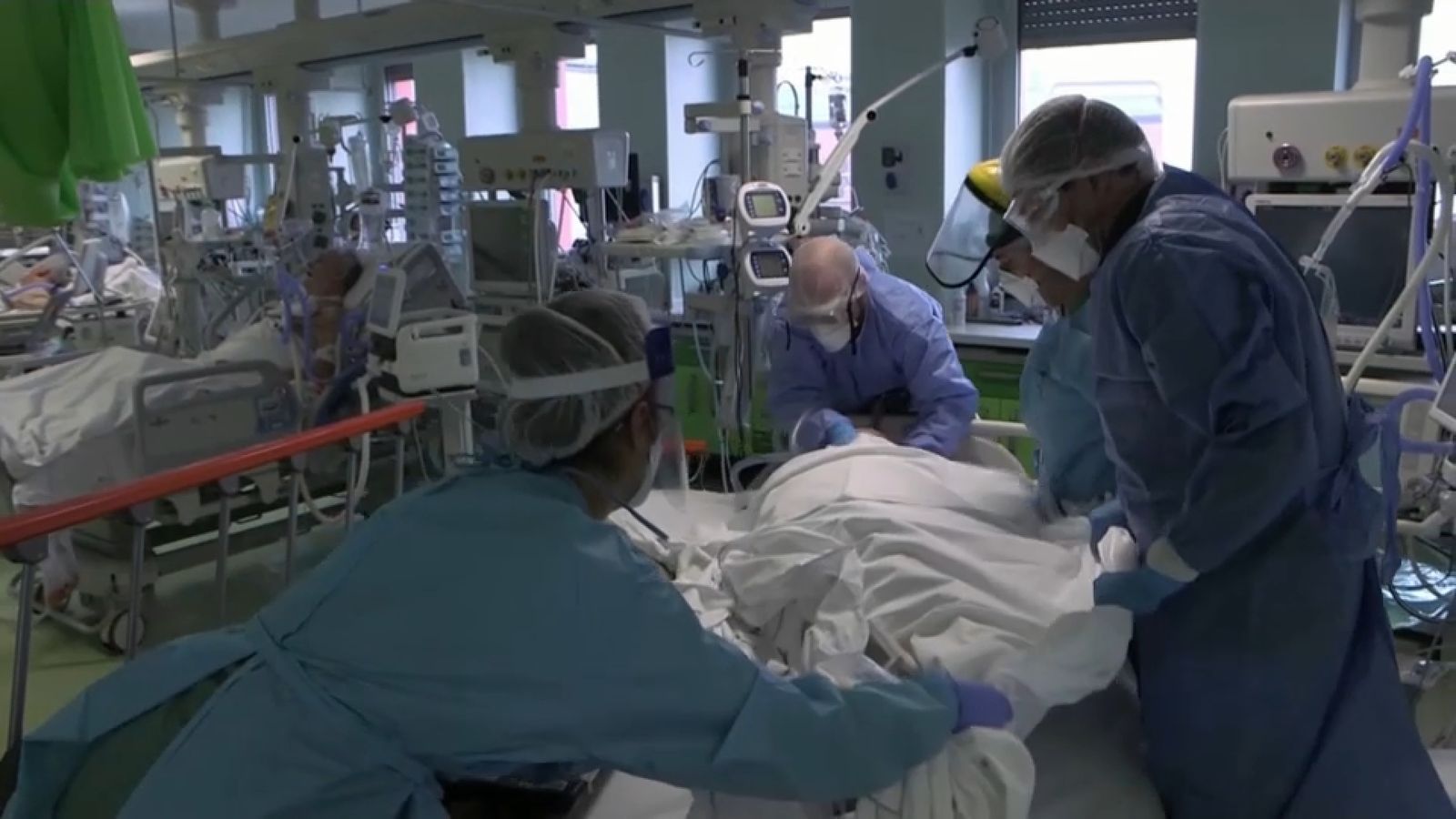 Un grup de sanitaris atén un pacient de Covid-19