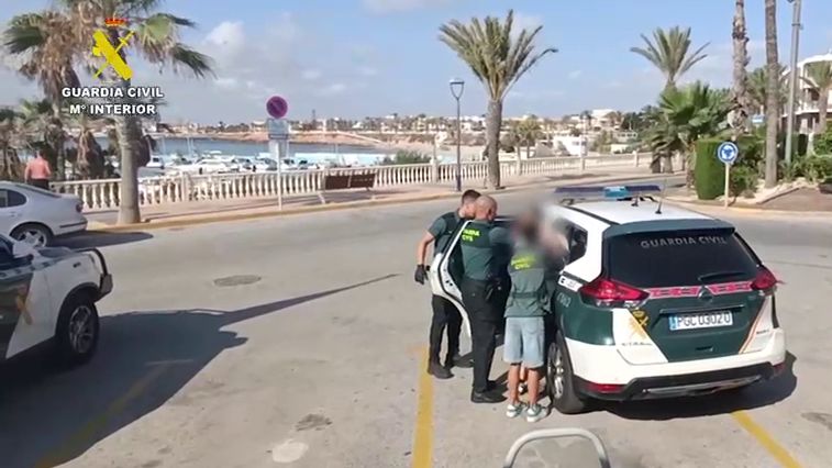 Agents de la Guàrdia Civil, durant la detenció d'un dels autors del tiroteig a Pilar de la Horadada