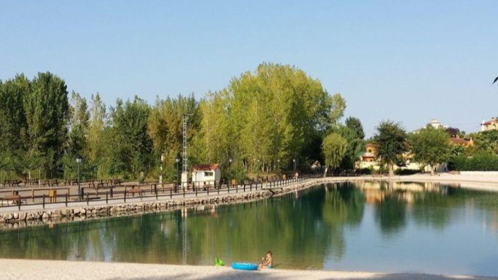 El paratge de Playamonte, amb el llac on està permés el bany, en una imatge d'arxiu El paratge de Playamonte, amb el llac on està permés el bany, en una imatge d'arxiu