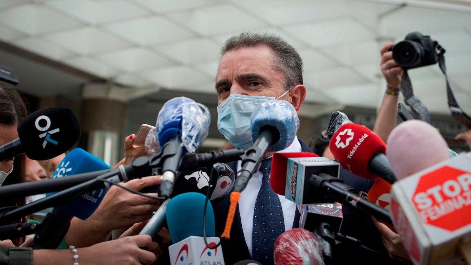 El delegat del govern espanyol a Madrid aten els mitjans de comunicació després de declarar davant la jutgessa