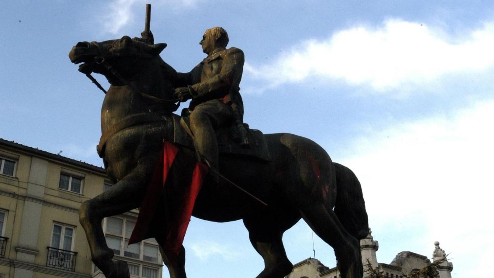 Imatge de l'estàtua de Franco situada a la plaça de l'Ajuntament de Santander