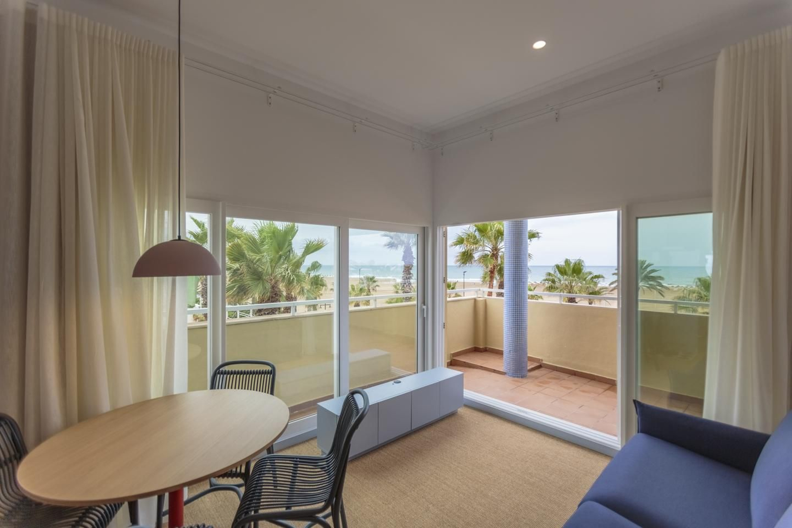 L'hotel, reformat al febrer, es troba a la platja de Les Arenes