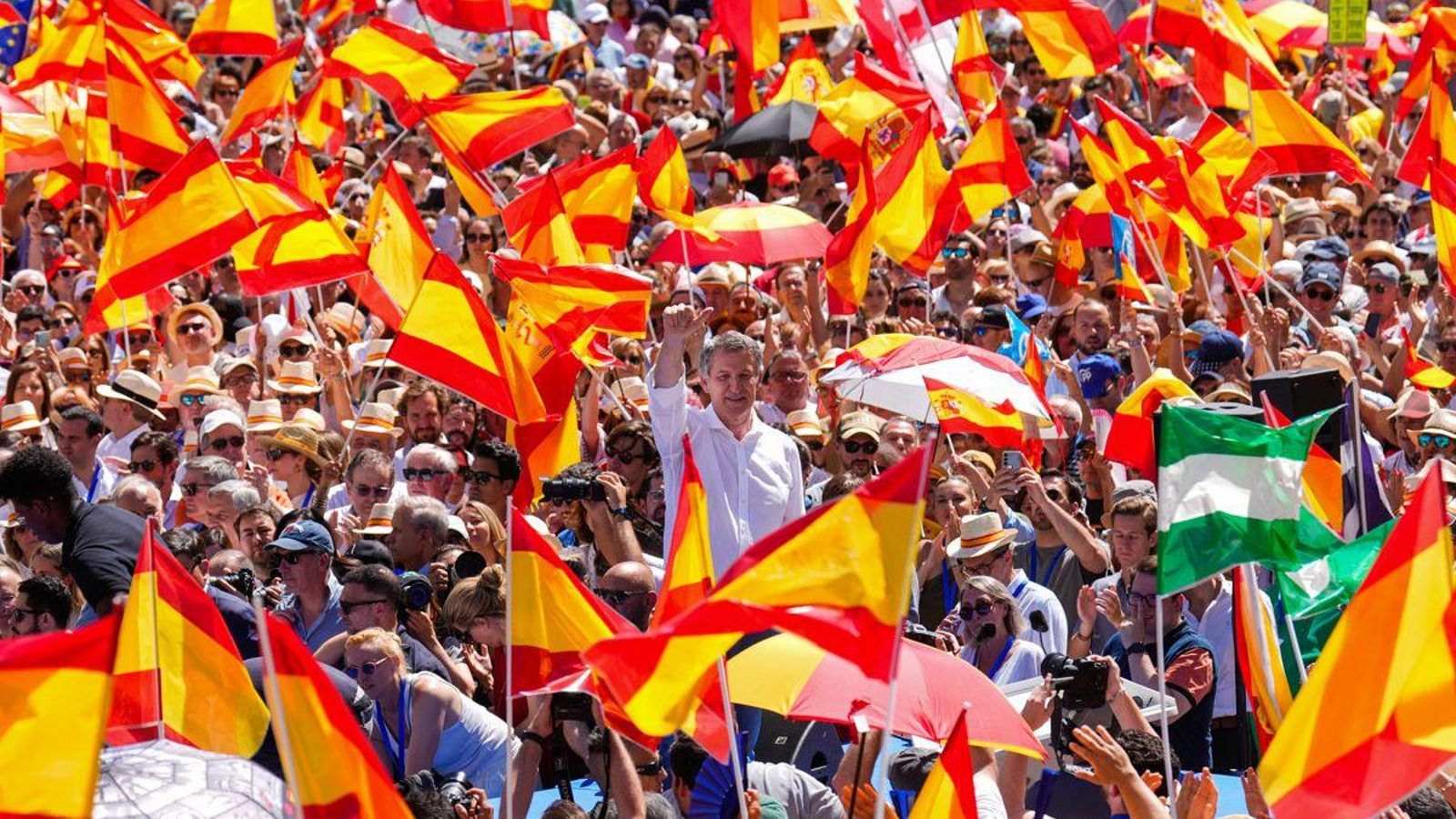 Alberto Núñez Feijóo, envoltat de banderes d'Espanya en la manifestació del PP contra el govern de Sánchez
