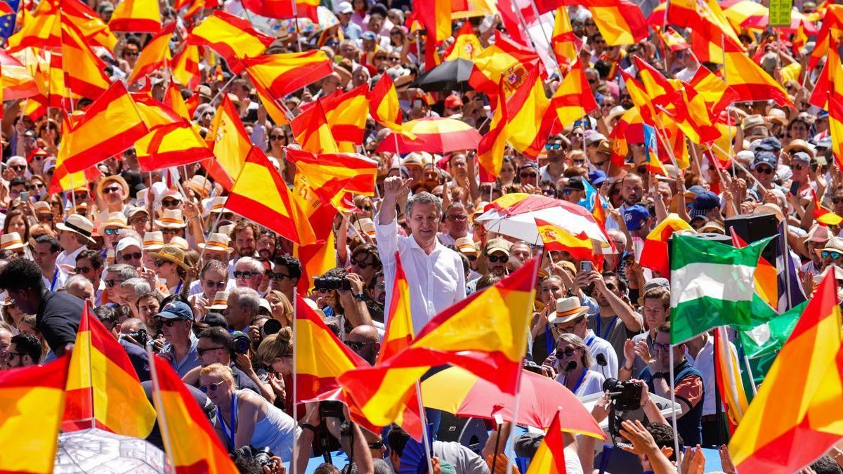 Alberto Núñez Feijóo, envoltat de banderes d'Espanya en la manifestació del PP contra el govern de Sánchez Alberto Núñez Feijóo, envoltat de banderes d'Espanya en la manifestació del PP contra el govern de Sánchez