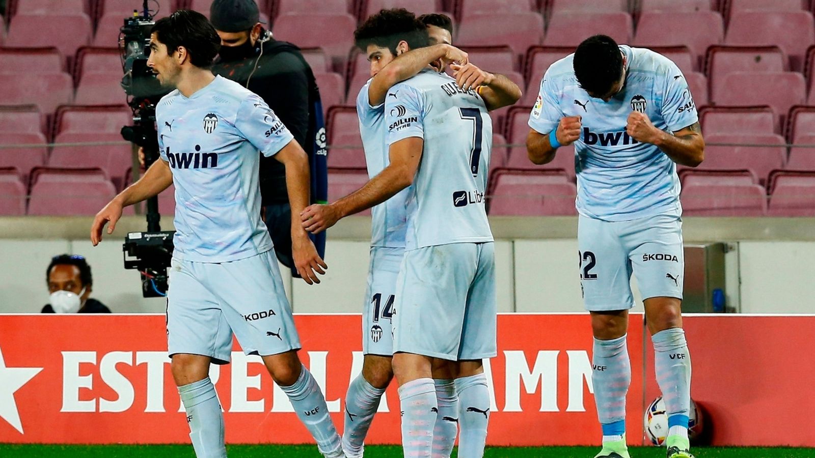 Els jugadors del València celebren un gol al Camp Nou