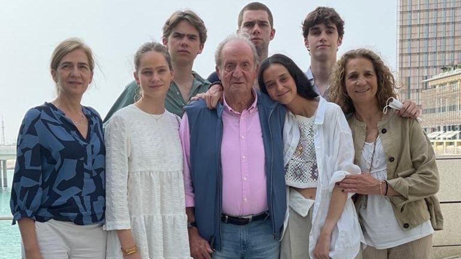 El rei emèrit, acompanyat per part de la família a Abu Dhabi El Rei Emèrit, acompanyat per part de la seua família a Abu Dhabi