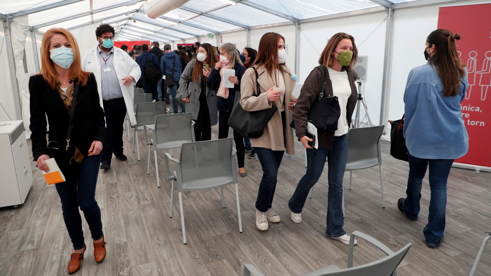 Docents i personal dels centres educatius ix de l'hospital de campanya de la Fe el dia que es va suspendre la vacunació amb AstraZeneca