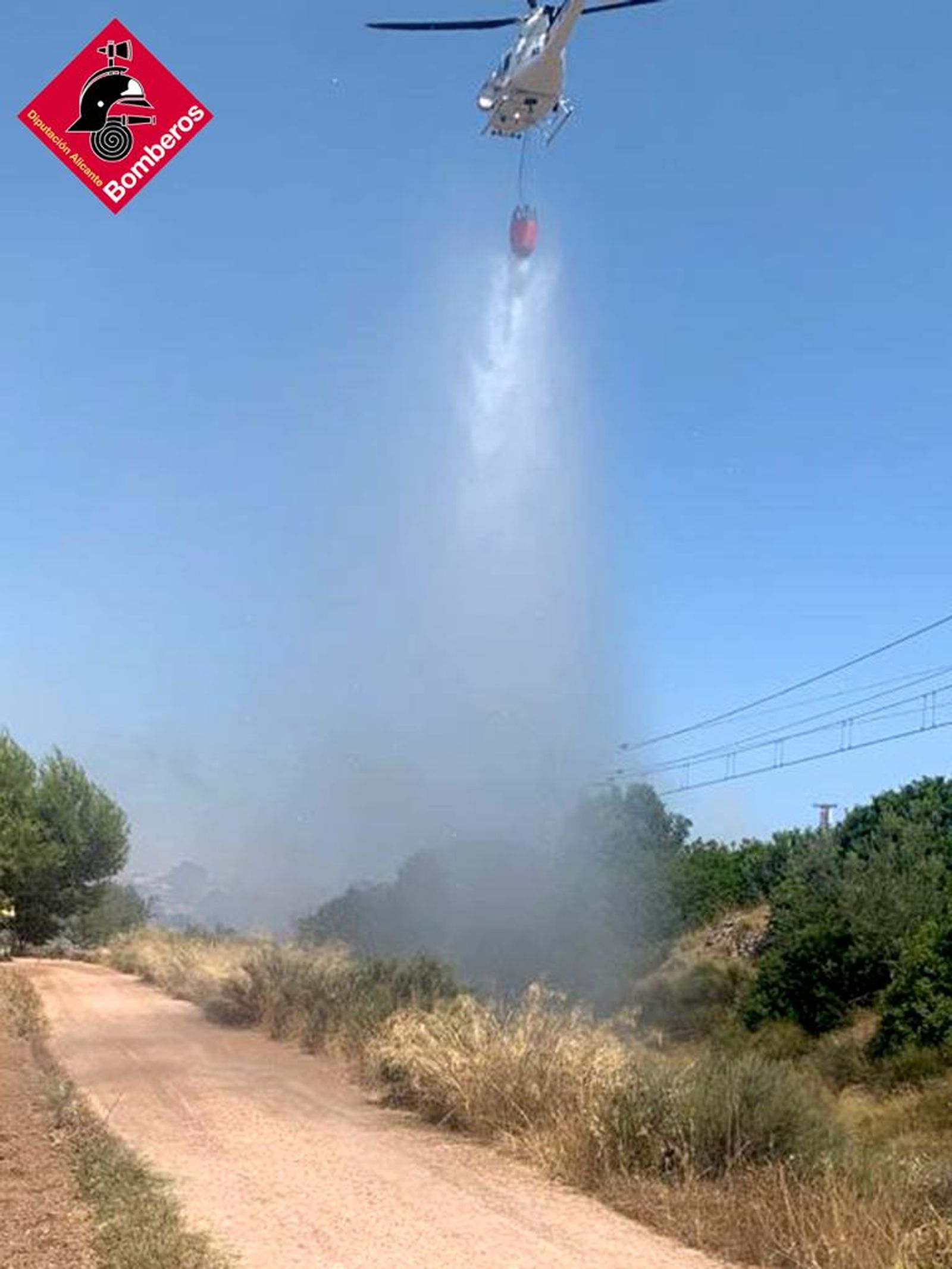 Descàrrega d'un helicòpter en l'incendi