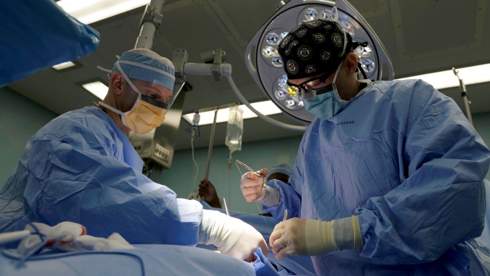 S’opera un pacient en un quiròfan, en una imatge d'arxiu