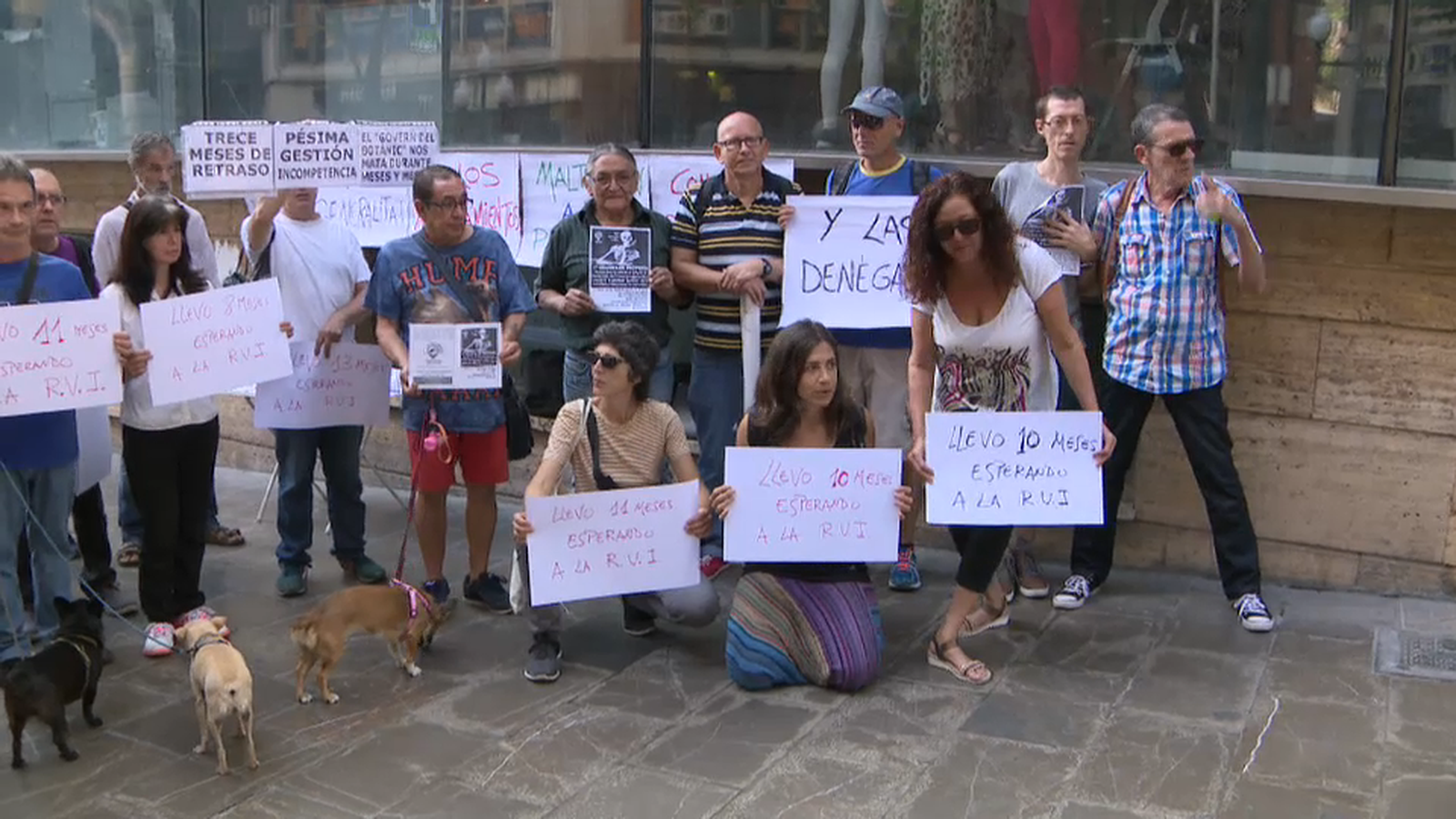 Protestes pels retads en el pagament de la renda valenciana d'inclusió