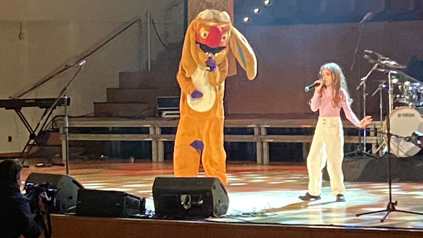 Dj Butoni i Daniela Llobell interpreten 'Un bon nadal amb tu' al Festival Feretes i Cançonetes