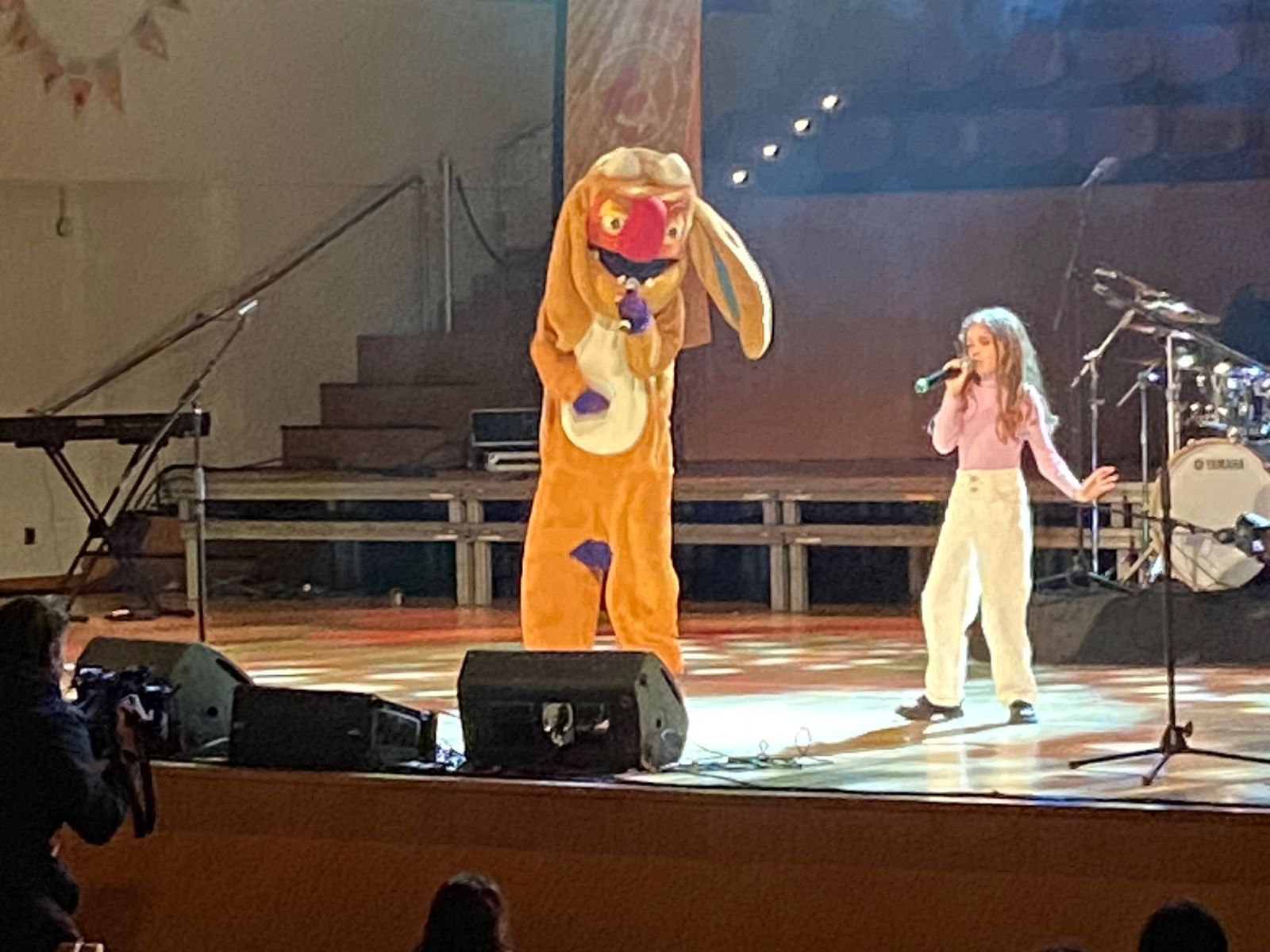 Dj Butoni i Daniela Llobell interpreten 'Un bon nadal amb tu' al Festival Feretes i Cançonetes