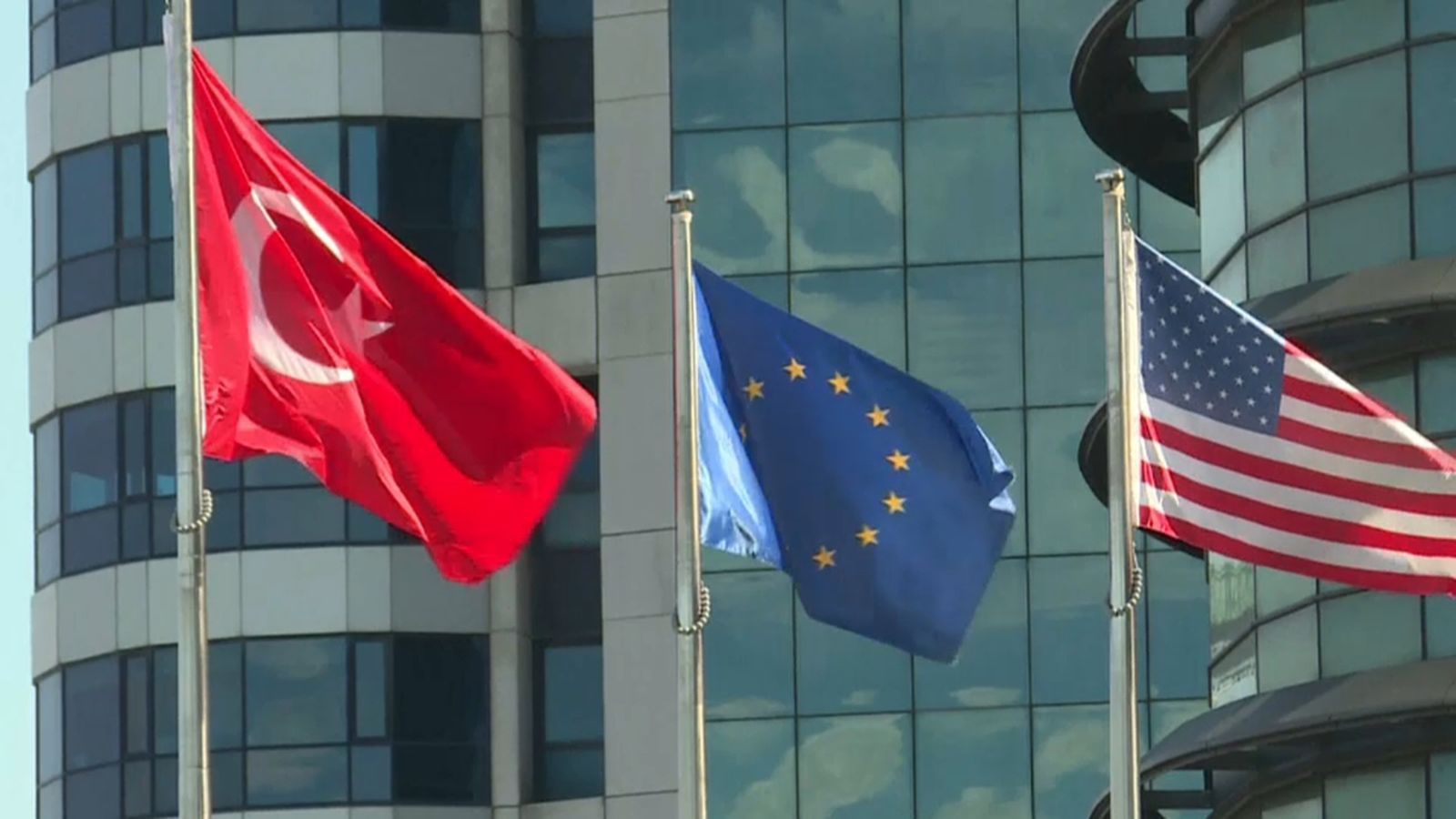 L’emir de Qatar i el president turc s’han reunit per ha trobar una possible eixida a la crisi econòmica a Turquia