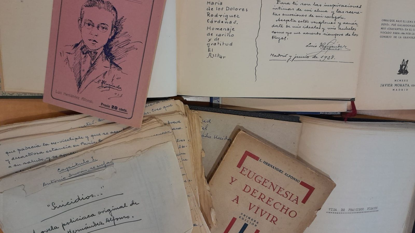 Part del llegat de l'escriptor Luis Hernández que la seua família ha depositat en la Biblioteca Valenciana