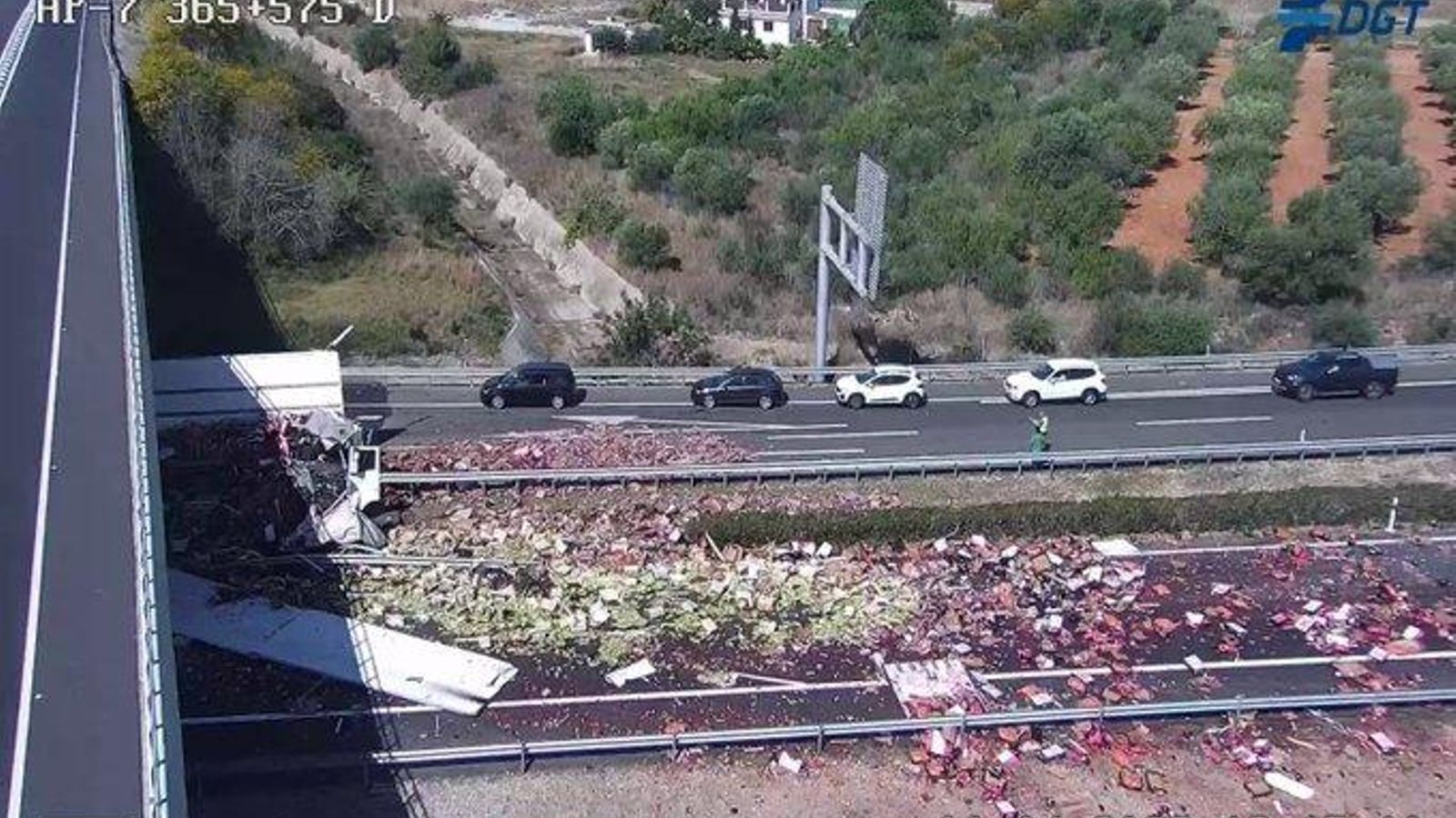 Imatge del camió bolcat a la mediana de l'autovia