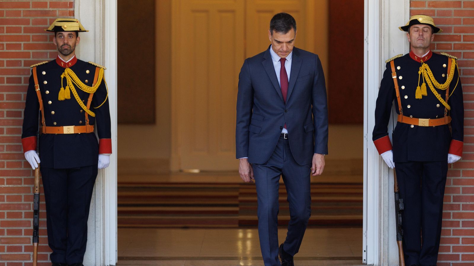 El president del govern, Pedro Sánchez, davant la Moncloa