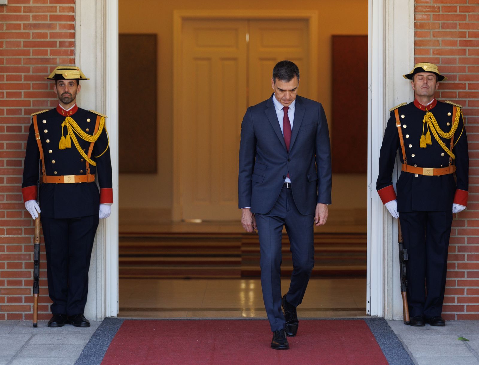 El president del govern, Pedro Sánchez, davant la Moncloa