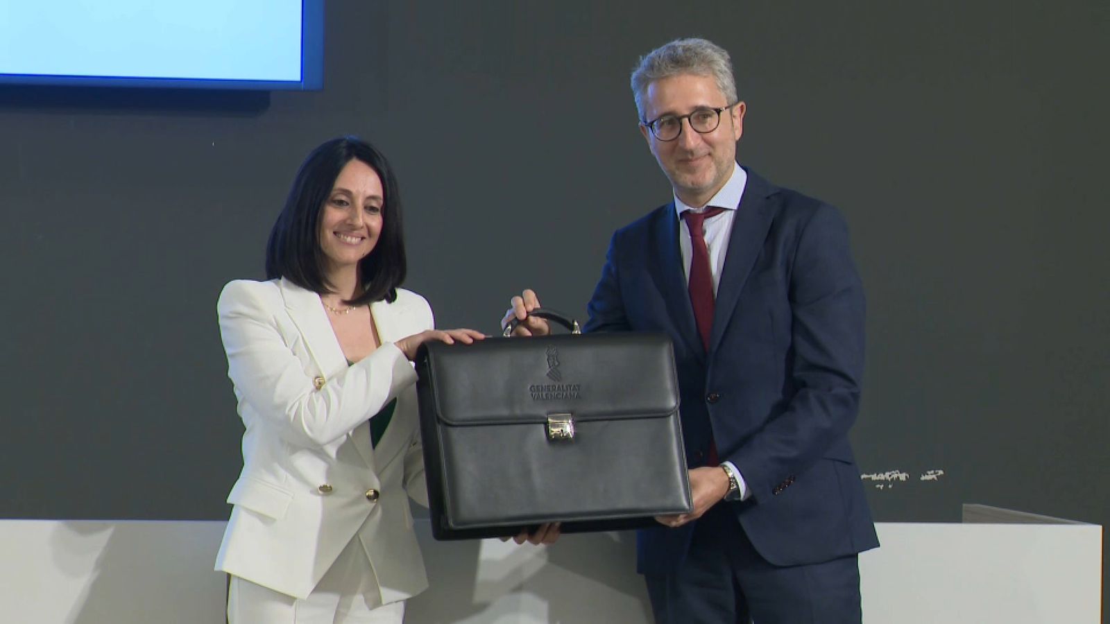 La consellera de Política Territorial, Rebeca Torró, rebent la cartera de l'exconseller i ara conseller d'Hisenda, Arcadi España