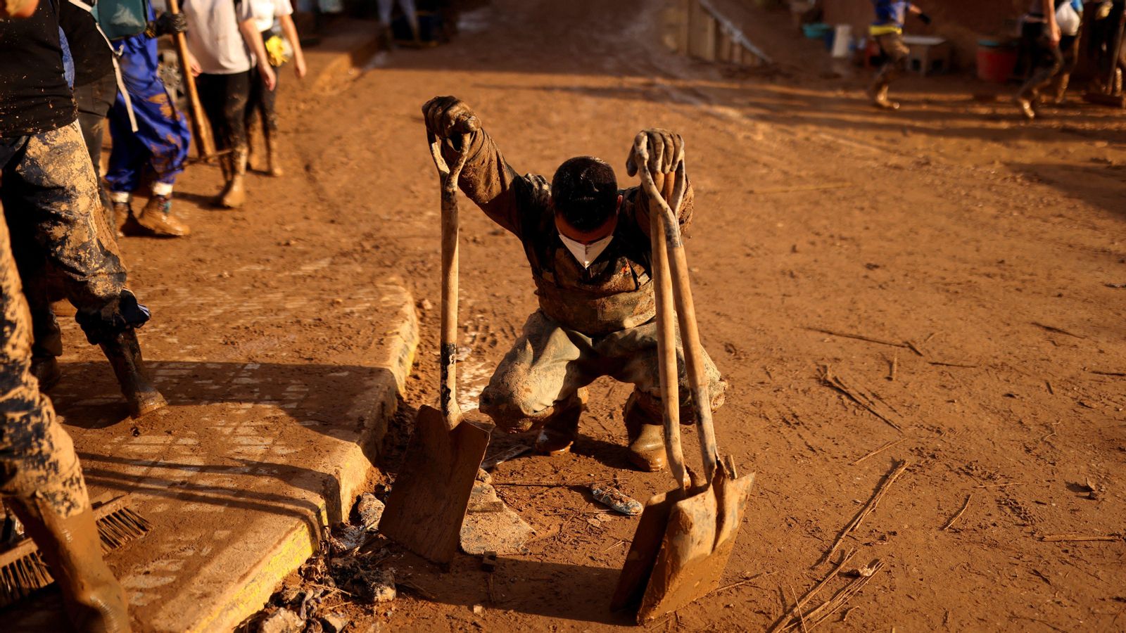 Un voluntari a Paiporta