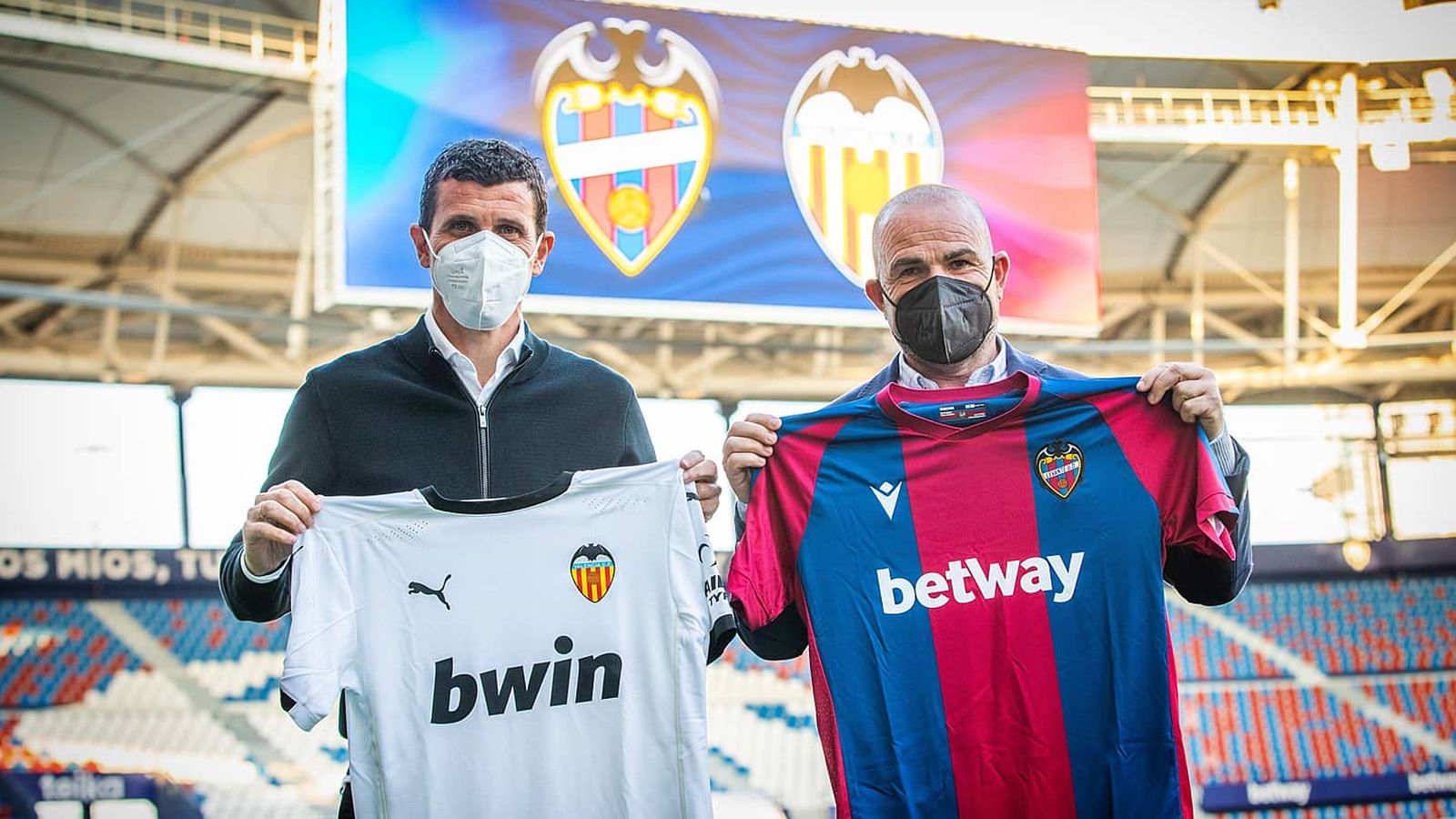 Els entrenadors Javi Gracia i Paco López posen amb les camisetes abans del derbi.