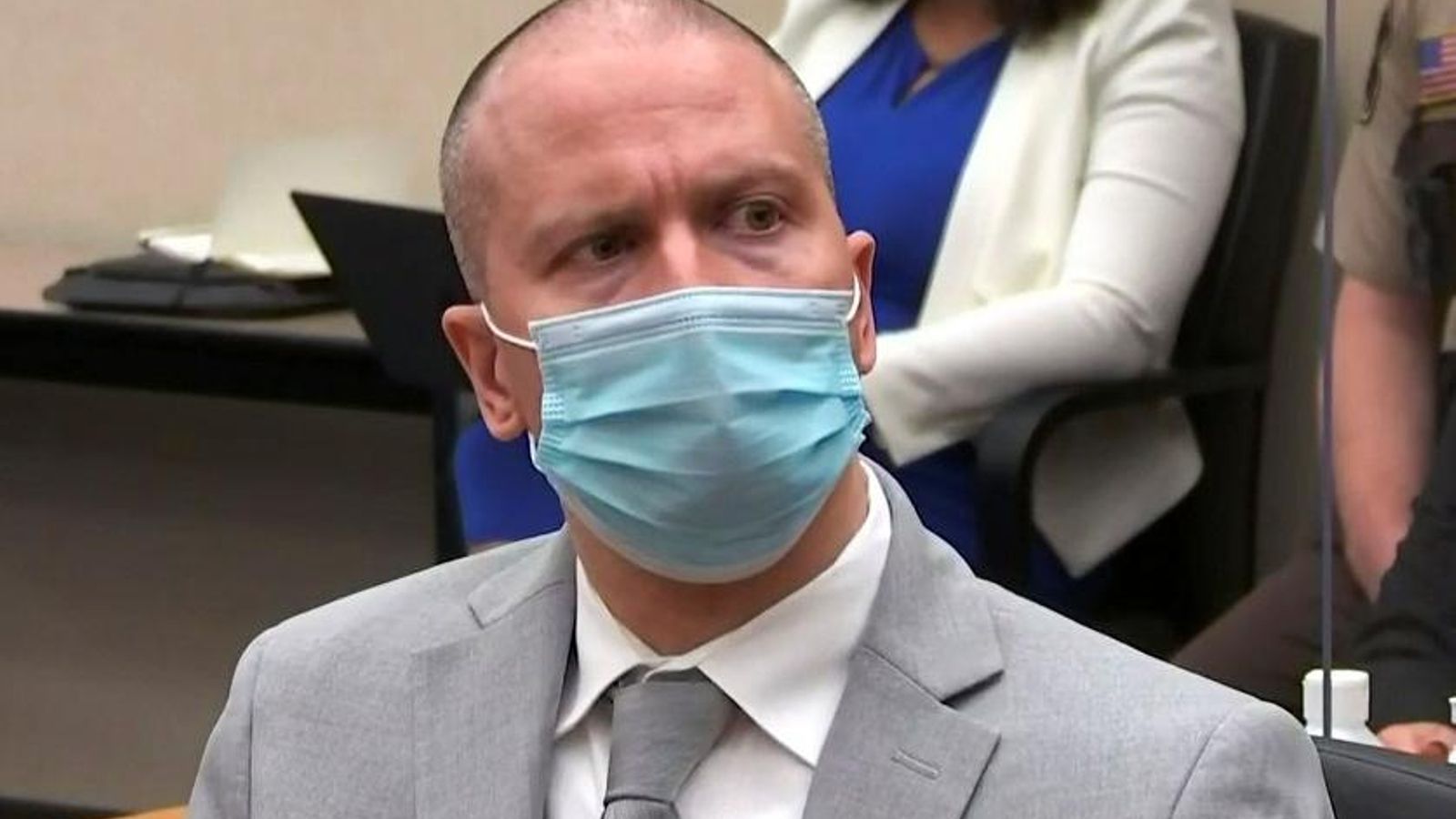 L'ex oficial de policia de Minneapolis Derek Chauvin escolta al jutge anunciar la seua sentència de vint-i-dos anys i mig de presó