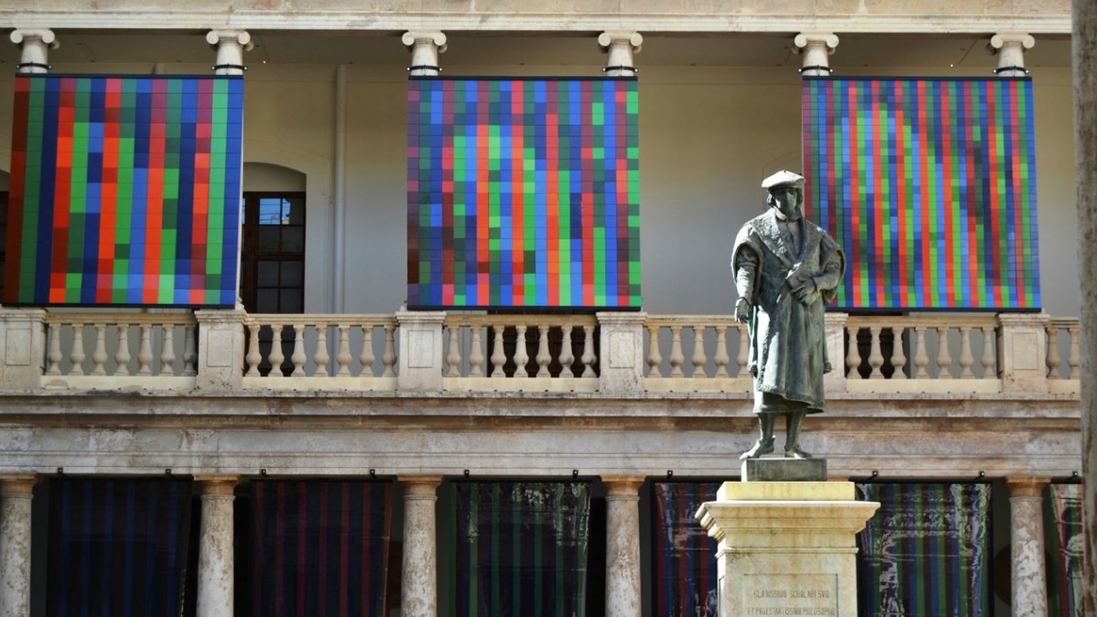 Instal·lació de Rafael Armengol al claustre de La Nau de València