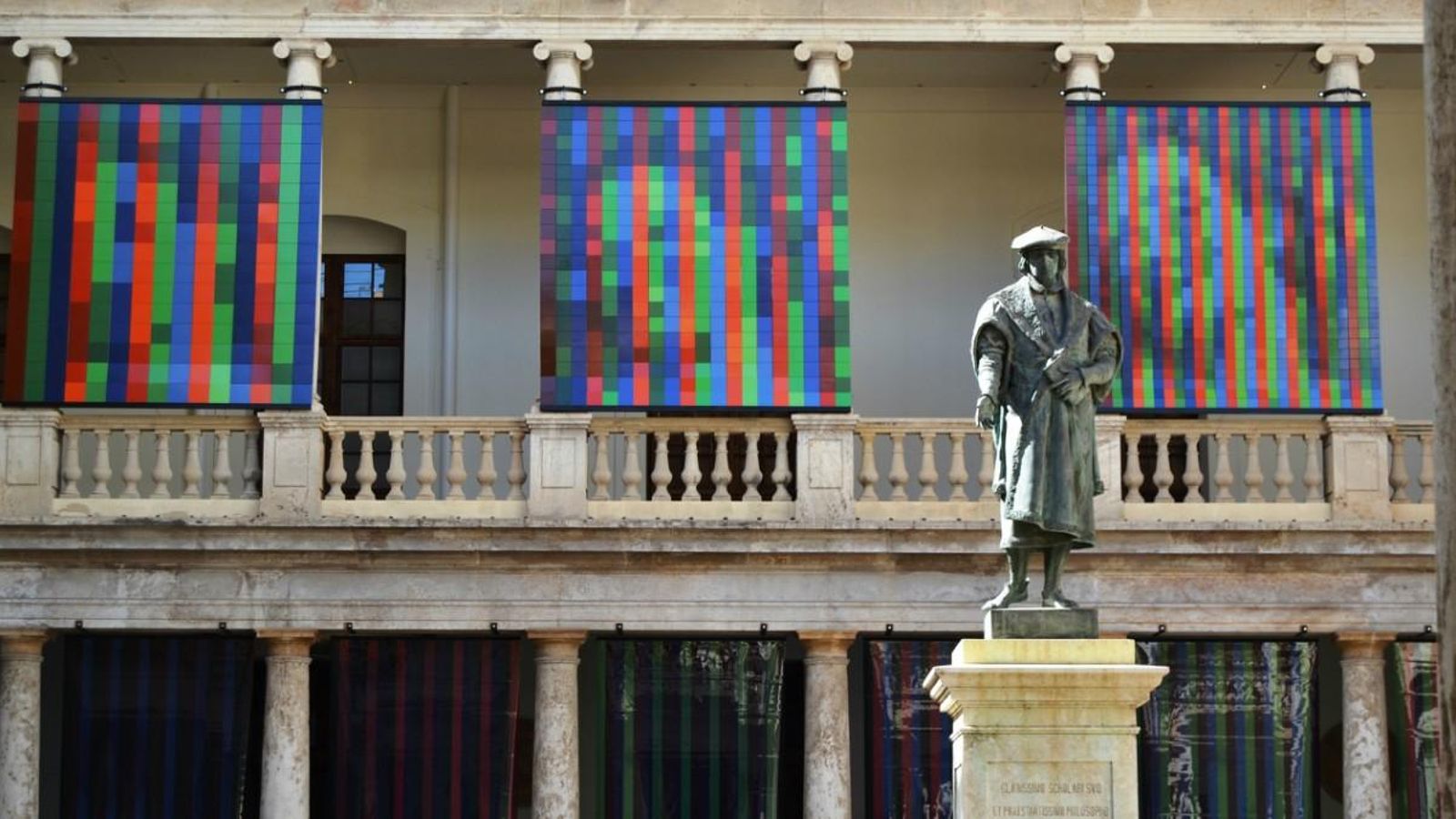 Instal·lació de Rafael Armengol al claustre de La Nau de València