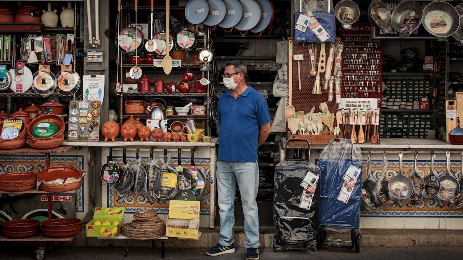 Un comerciant espera clientela a València