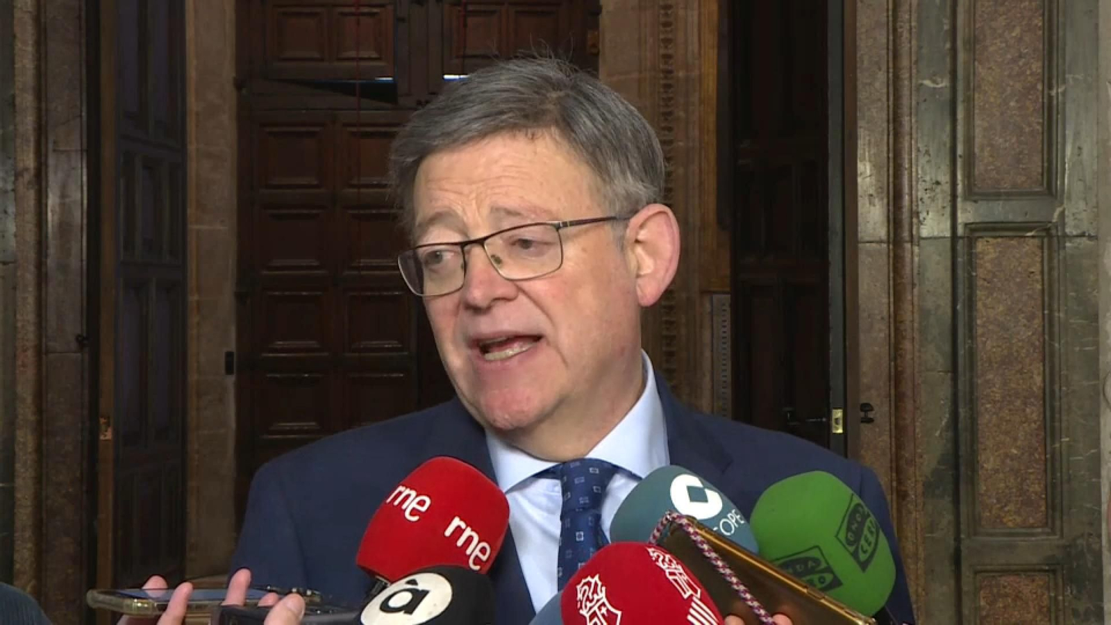 El cap del Consell, Ximo Puig, atén els mitjans a l'eixida de la reunió amb les conselleries implicades en l'autorització de plantes d'energia renovable