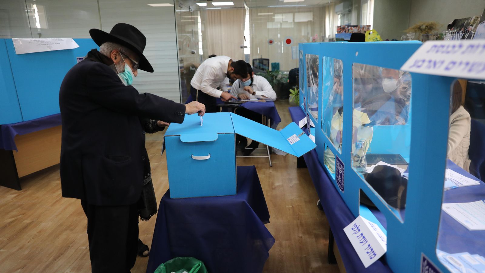 Un jueu ultraortodox vota en un col·legi electoral a Jerusalem