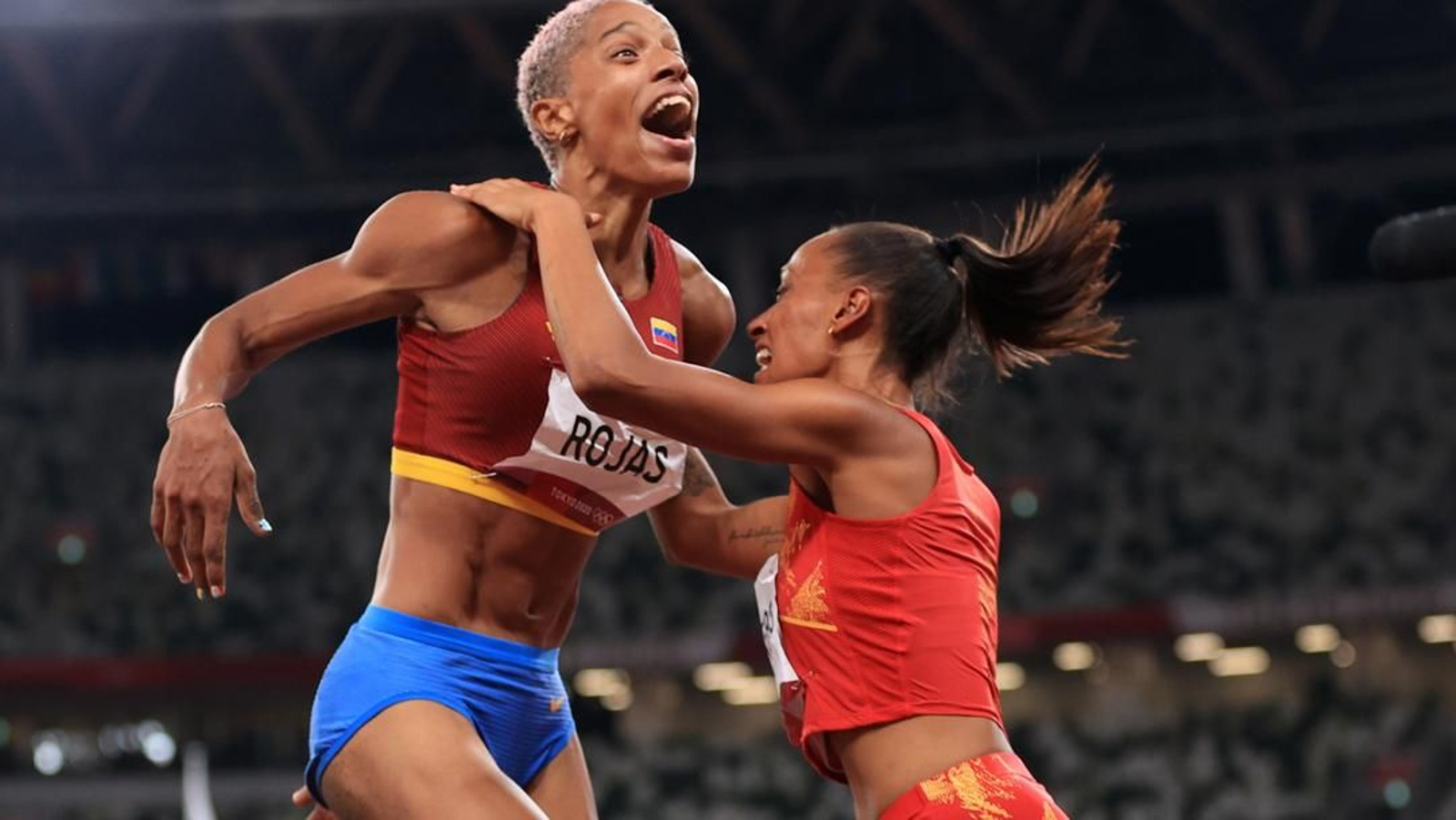 Ana Peleteiro i Yulimar Rojas celebren les seues medalles