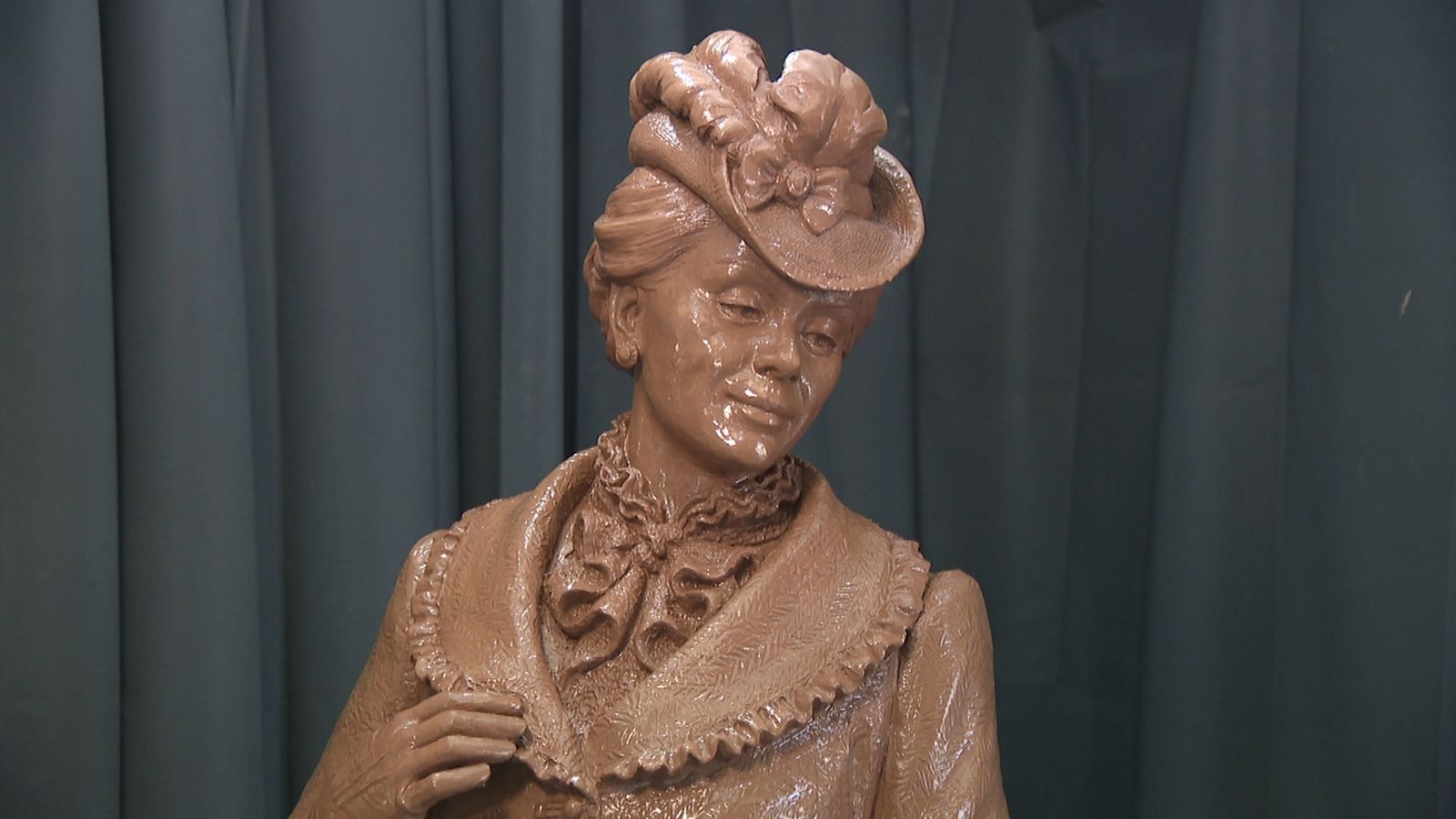 L'artista valencià fa una escultura de Doña Manuela, de la novel·la 'Arroz y tartana'