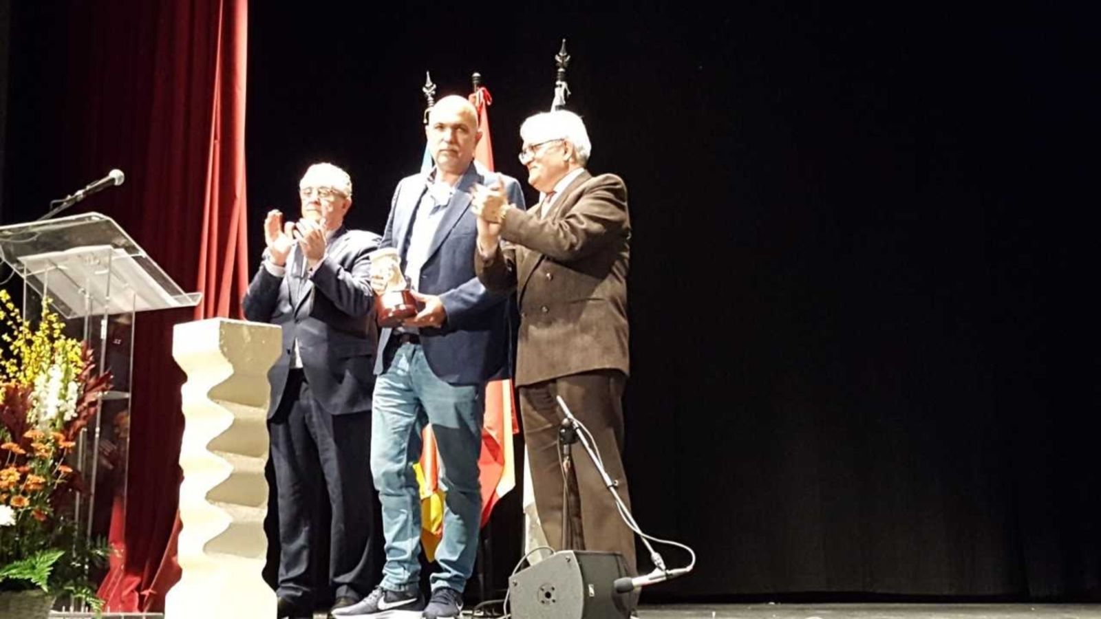 Vicent Josep Escartí Soriano rep el Premi Enric Valor de Novel·la 2018 a l'Auditori de Castalla