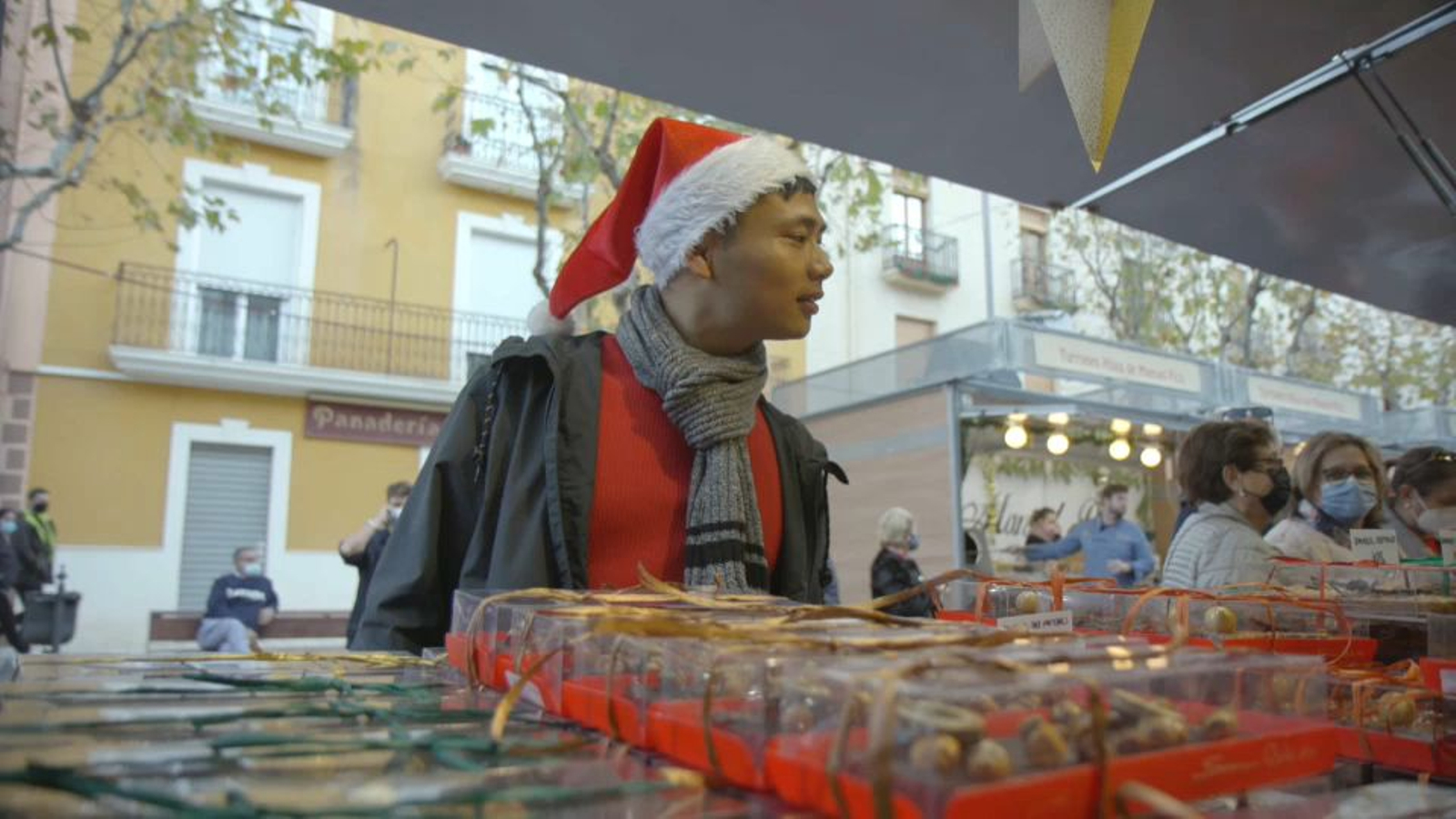 Hu Zhao a Xixona mira torrons a la Fira de Nadal de Xixona