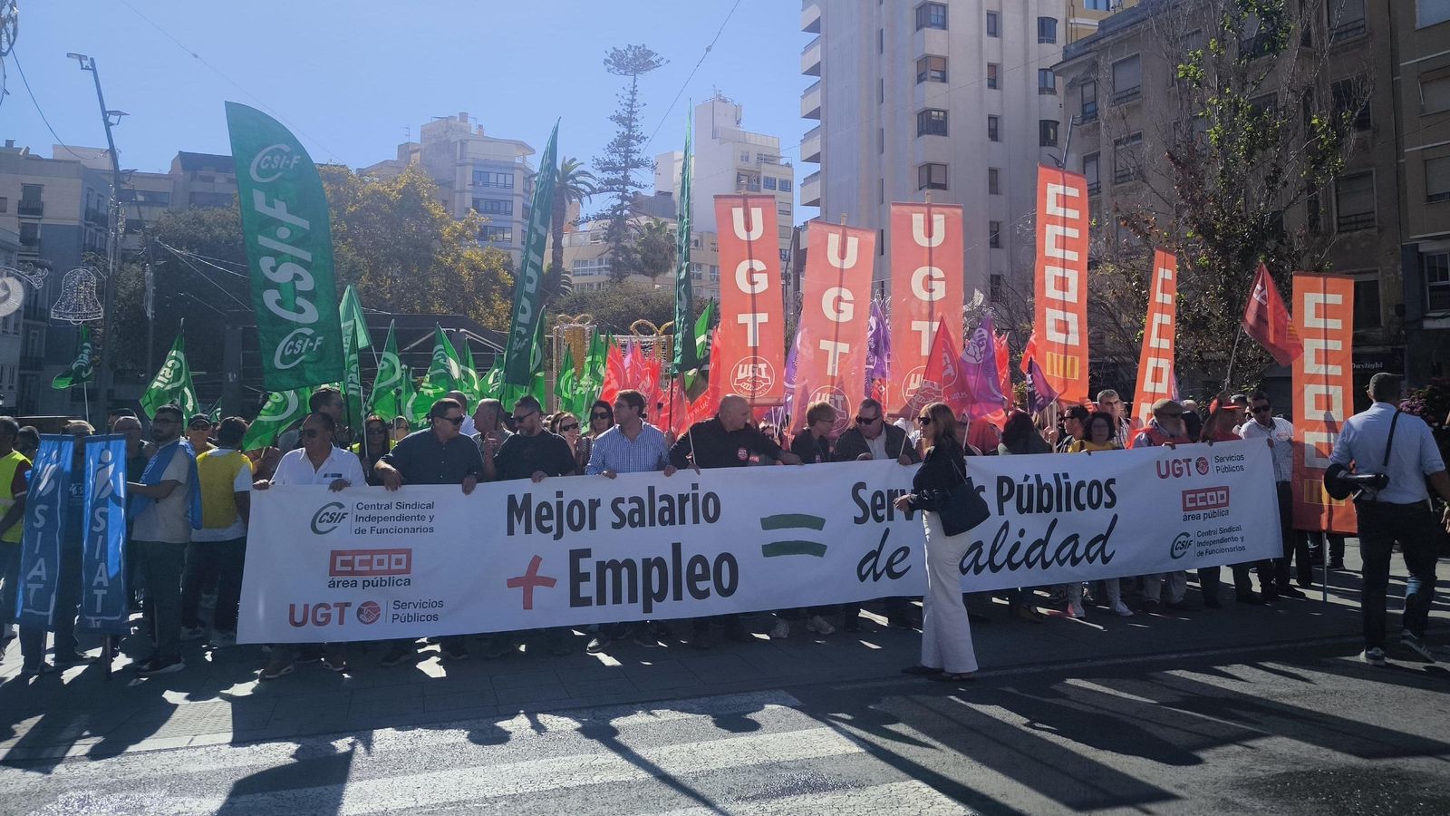 Concentració del personal públic davant la subdelegació del govern espanyol a Alacant del 30 d'octubre per a reclamar una pujada salarial