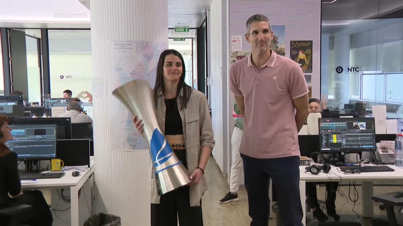 Leticia Romero i Rubén Burgos amb la copa de campiones de Lliga, rebuts entre aplaudiments per la redacció d'À Punt