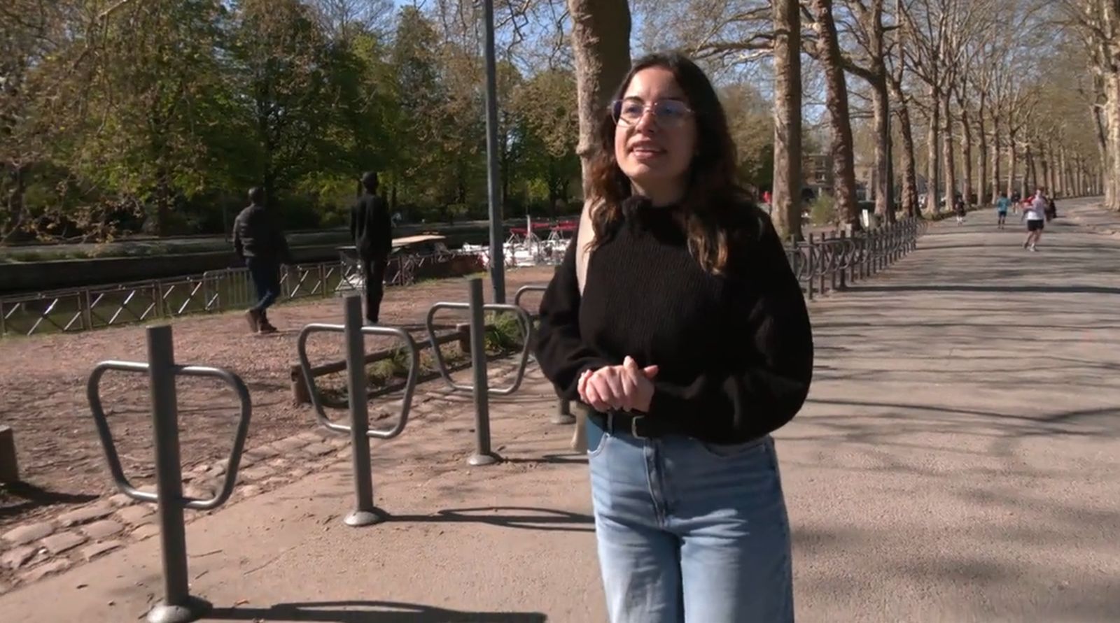 La il.licitana Naiara Sánchez fa només dos mesos que s’ha establit a Lilla i ella ens farà de guia pel parc de la Ciutadella de la ciutat, una autèntica joia històrica i natural