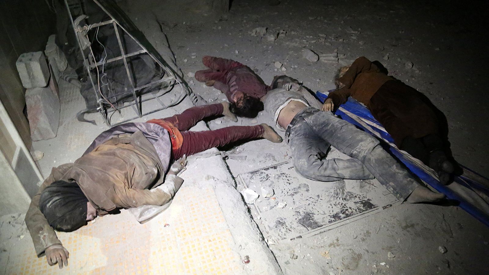 Cossos de víctimes estesos a terra després de l'atac químic al·legat pels rebels a Douma (Síria)
