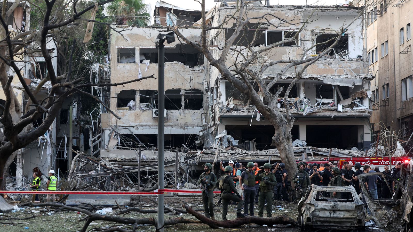 Personal d'emergències treballa en un edifici de Tel-Aviv on han impactat míssils llançats des de l'Irán