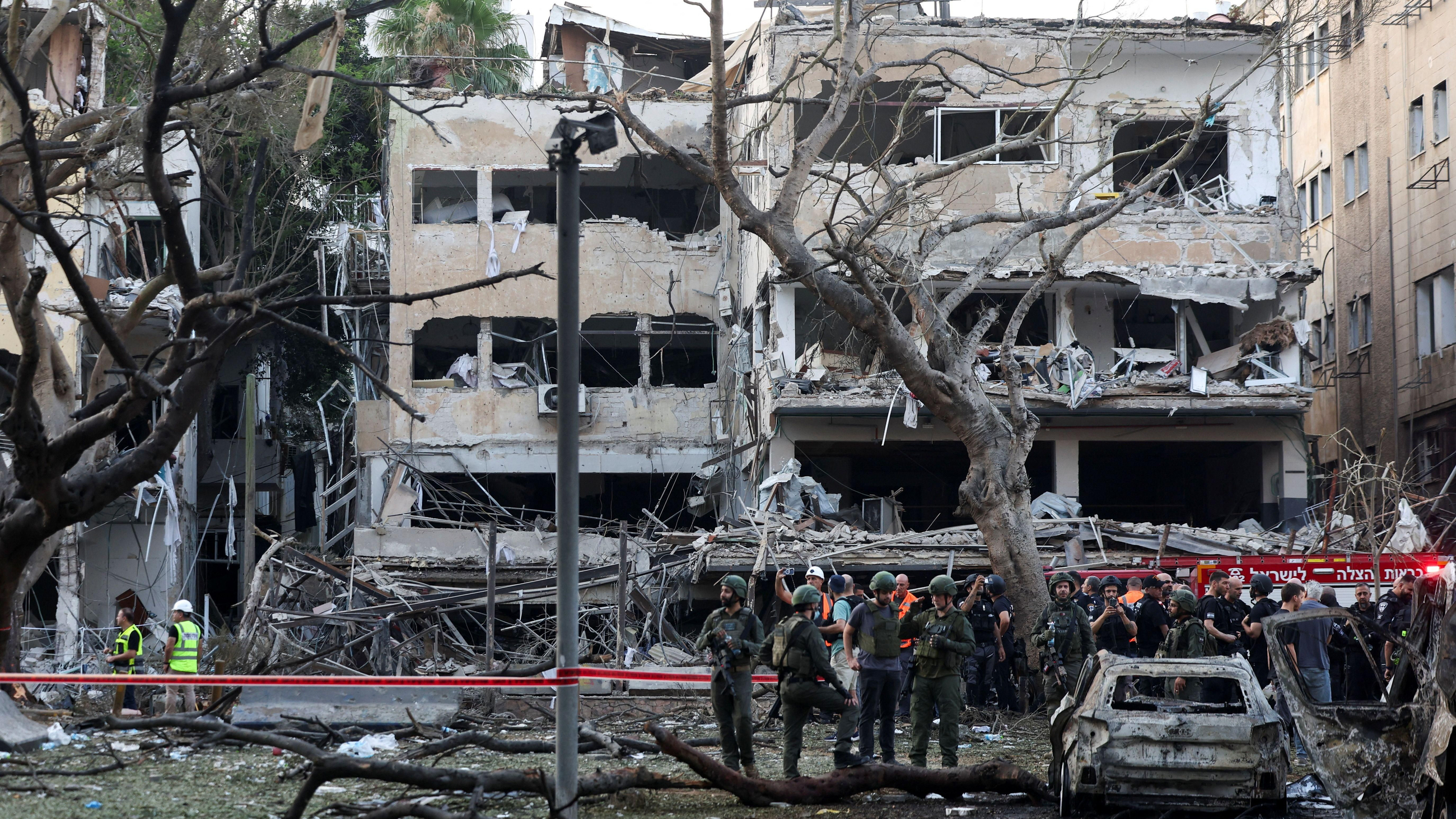 Personal d'emergències treballa en un edifici de Tel-Aviv on han impactat míssils llançats des de l'Irán Personal d'emergències treballa en un edifici de Tel-Aviv on han impactat míssils llançats des de l'Irán