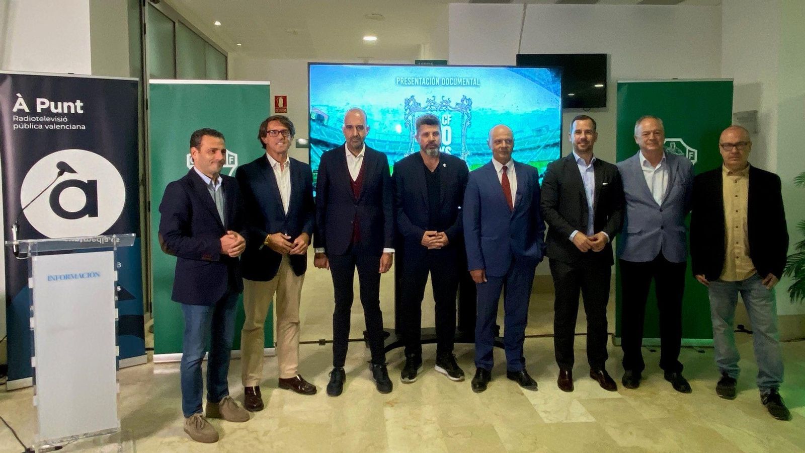 Assistents d’esquerra a dreta: Alfred Costa (director general d'À Punt), Juan de Dios Navarro (diputat de Cultura de la Diputació d’Alacant), Adrián Ivorra (director general de l’Àrea d’Audiovisual de Prensa Ibérica a Espanya), Christian Bragarnik (propietari de l’Elx), Joaquín Buitrago (president de l’Elx),  José Navarro (regidor d'Esport de l'Ajuntament d'Elx),  Carlos Sánchez (subdelegat del govern a Alacant) i Gonzalo Blanes (director del documental).