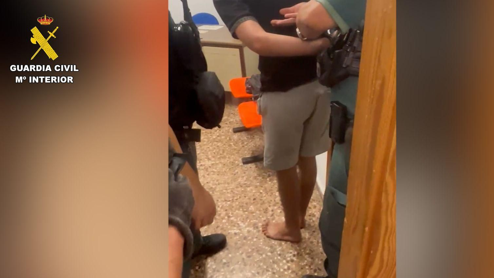 Un dels arrestats a Torrevella, que va fugir descalç, en dependències policials