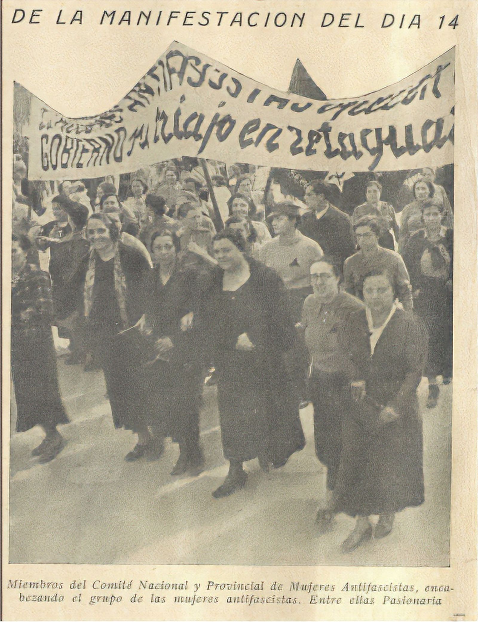 Dolores Ibárruri a València, acompanyada de membres de l’Agrupación de Mujeres Antifascistas, entre elles Consuelo Barber.